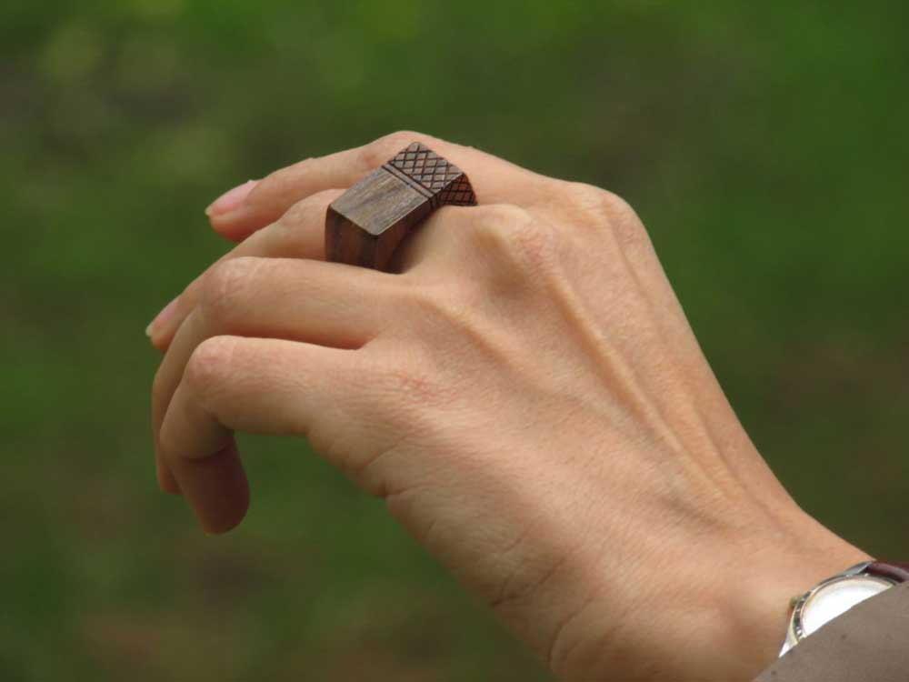 عکس انگشتر چوبی از تولید کننده زیور آلات گالری ماهون